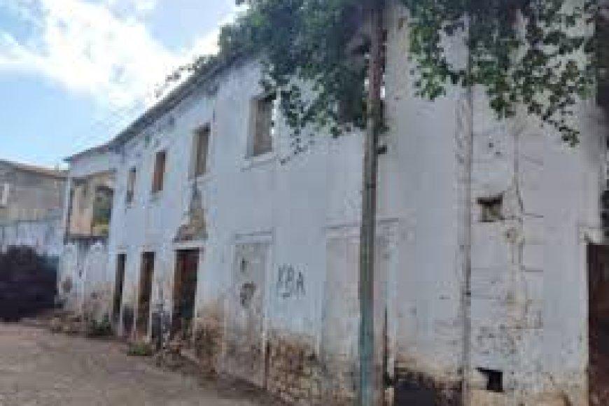 O drama das casas abandonadas que marcam a paisagem da ilha Brava