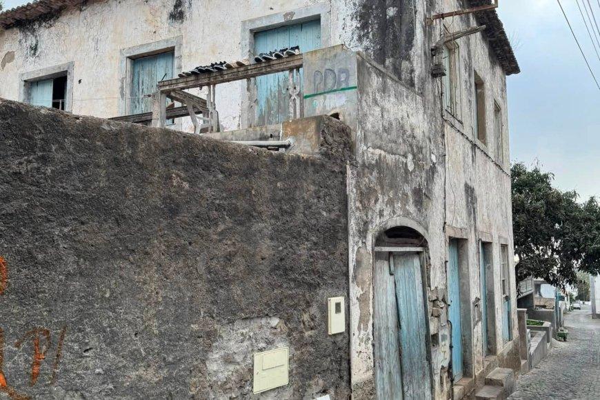 De visita à Brava, António Varela lança um apelo sobre casas abandonadas em paradoxo com a crise de habitação