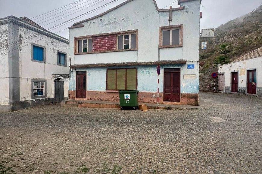 Entre a crise do património abandonado na Brava e a Urgência Social, a Inação Política e o Respeito pela Lei