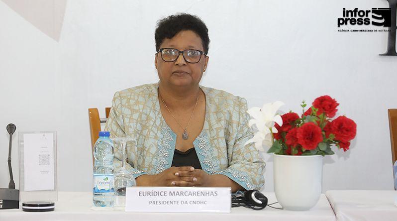 Livro “50 anos dos Direitos Humanos em Cabo Verde” simboliza resiliência e esperança - Eurídice Mascarenhas