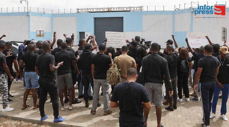Agentes prisionais cancelam greve após acordo com Ministério da Justiça sobre carreira