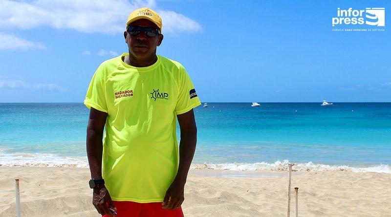 Maio: Quatro nadadores-salvadores garantem segurança das praias durante a época balnear