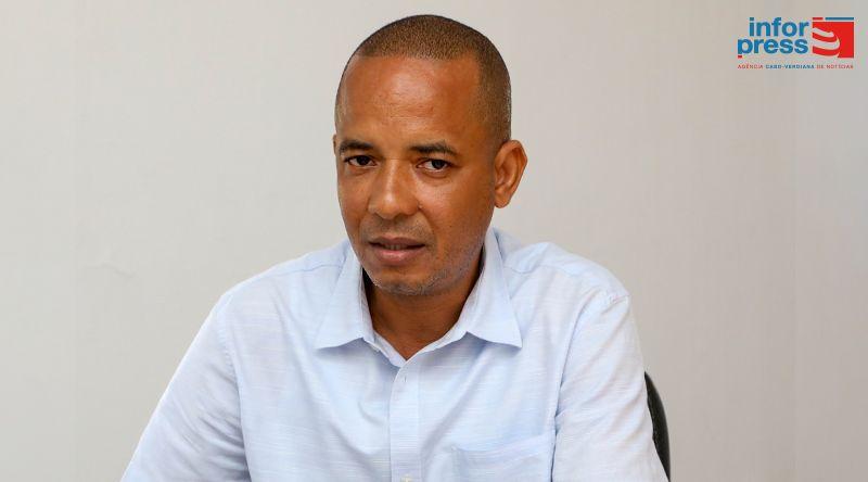 Escritor Paulo Ferreira Veríssimo lança segundo livro de poesia centrado numa “viagem interior”