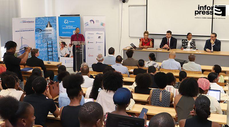 Primeira Feira de Emprego da Uni-CV promove aproximação de estudantes ao mercado de trabalho