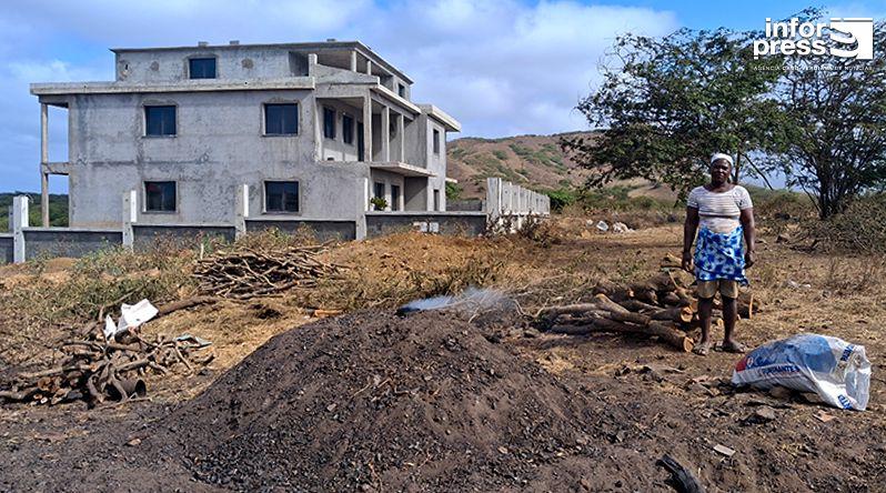 Tarrafal /Santiago: Entre o fumo e o sustento, mulher transforma carvão em sobrevivência em Ponta Furna