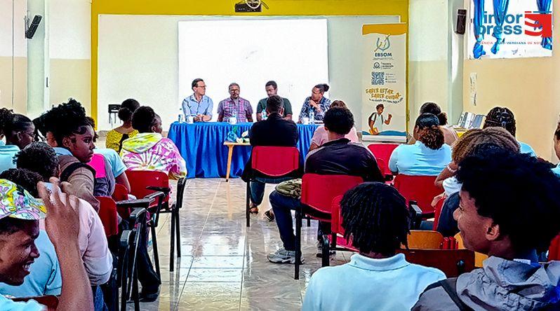 Ilha do Sal: Liceu Olavo Moniz assinala Dia Mundial da Língua Portuguesa com "conversa aberta" entre alunos e escritores