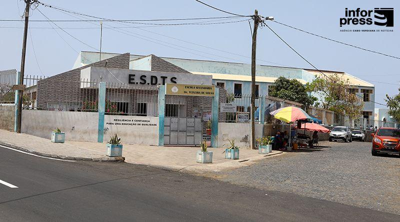 Escola Secundária Dr. Teixeira de Sousa promove 7.ª edição da feira das profissões