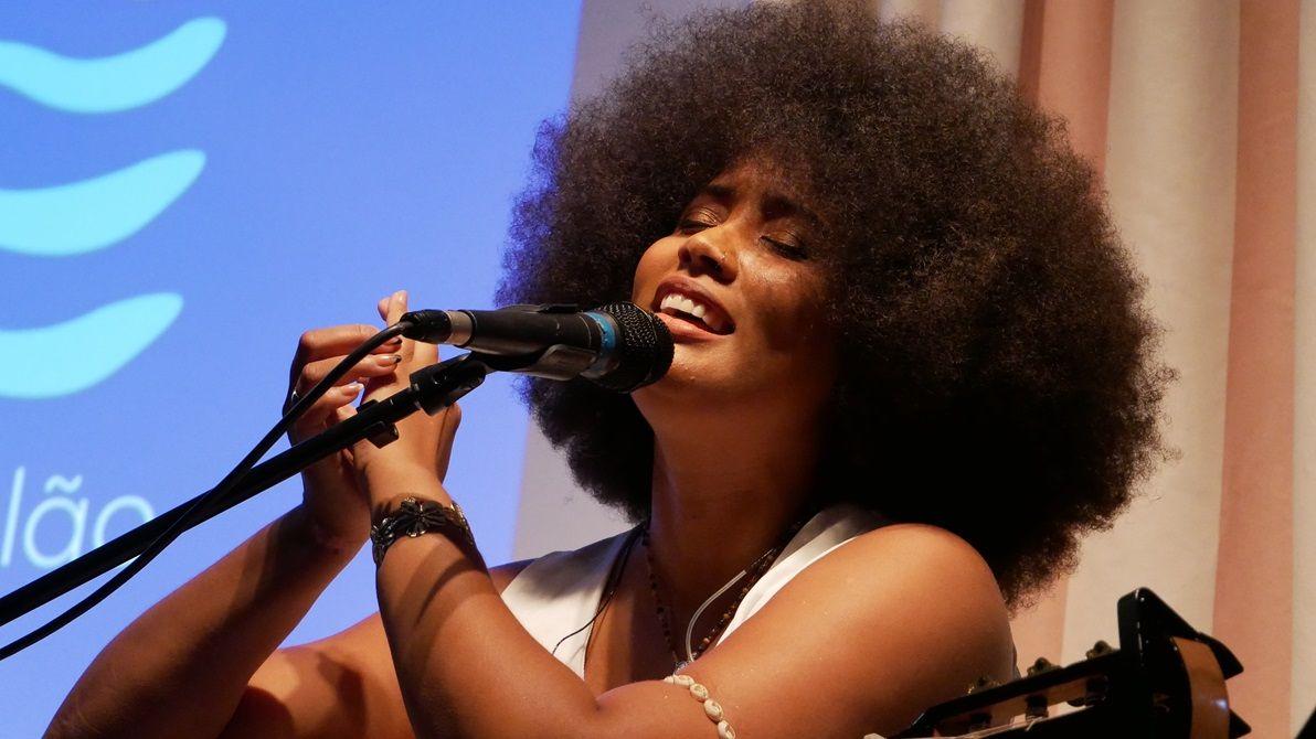 Cláudia Sofia leva "Ela Violão" ao ciclo de concertos do Banco Interatlântico