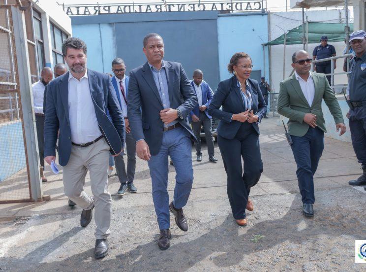 Embaixador Português Visita Cadeia Central da Praia