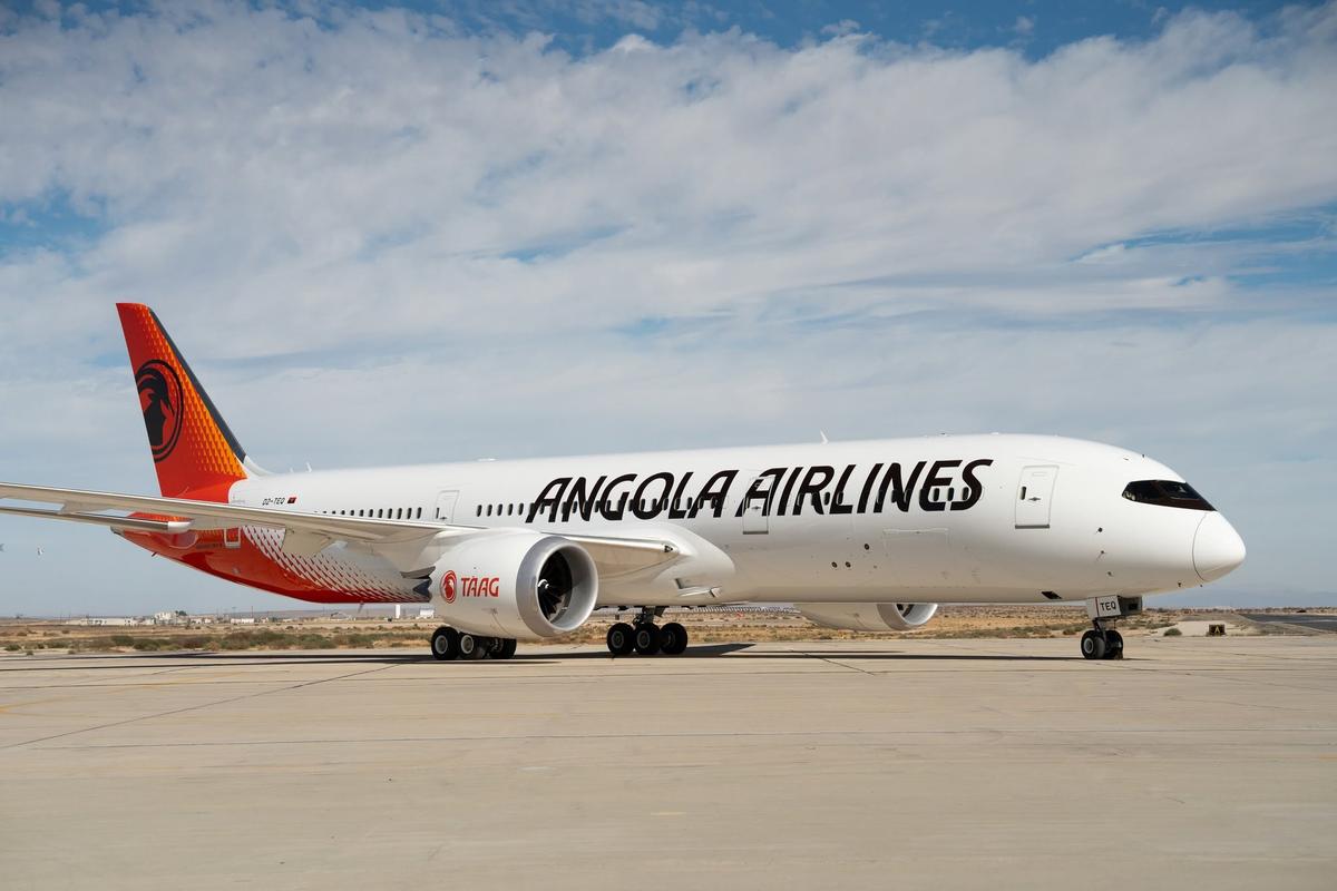 TAAG negoceia venda de Boeing 737-700 à companhia aérea de Cabo Verde