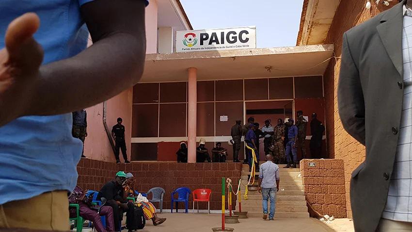 Guiné-Bissau: Militares impõem mudança de sedes e apertam cerco ao PAIGC