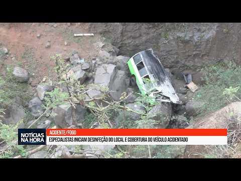 Especialistas iniciam desinfeção do local e cobertura do veículo acidentado.