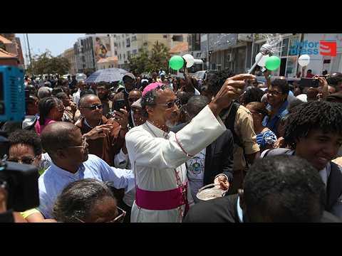 Dom Teodoro Tavares recebido em apoteose à chegada à Cidade da Praia