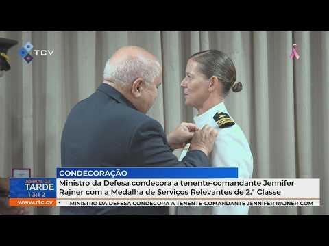 Ministro da Defesa condecora Jennifer Rajner com Medalha de Serviços Relevantes de 2.ª Classe