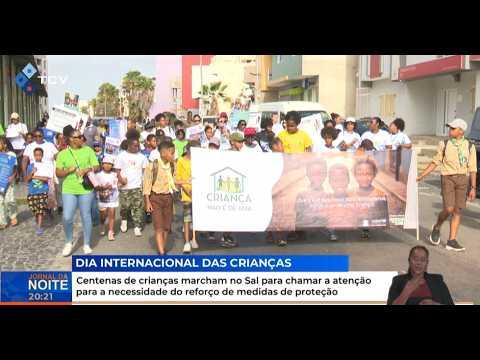 Centenas de crianças marcham no Sal por mais proteção à infância