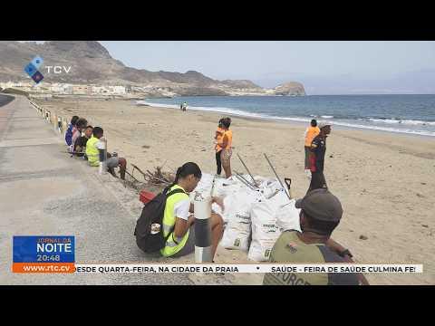 Associação Ponta de Pom limpa praia do Lazareto, importante local de desova de tartarugas