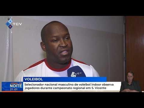 Selecionador nacional masculino voleibol indoor observa jogadores durante campeonato regional em SV