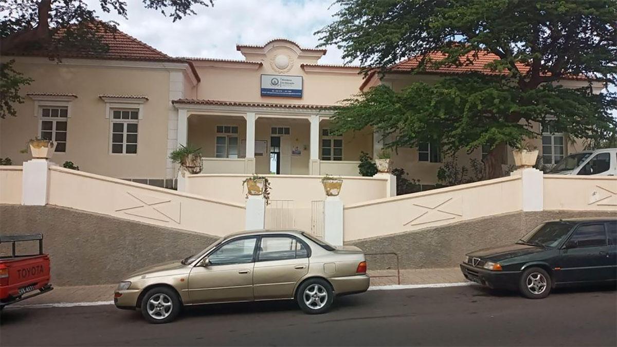 Mais de 300 estudantes de 4 escolas assinam petição para mudança do horário lectivo do 12º ano em S. Vicente