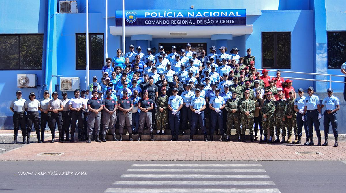 “Mulheres de arma” uniformizadas marcham na cidade do Mindelo em celebração ao “27 de março”