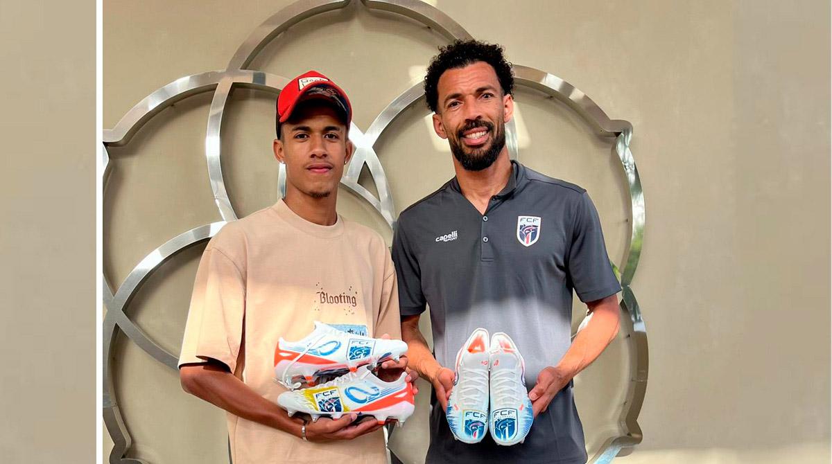 Botas de Vozinha customizadas para a Copa do Mundo: “Blooting Blue Shark”