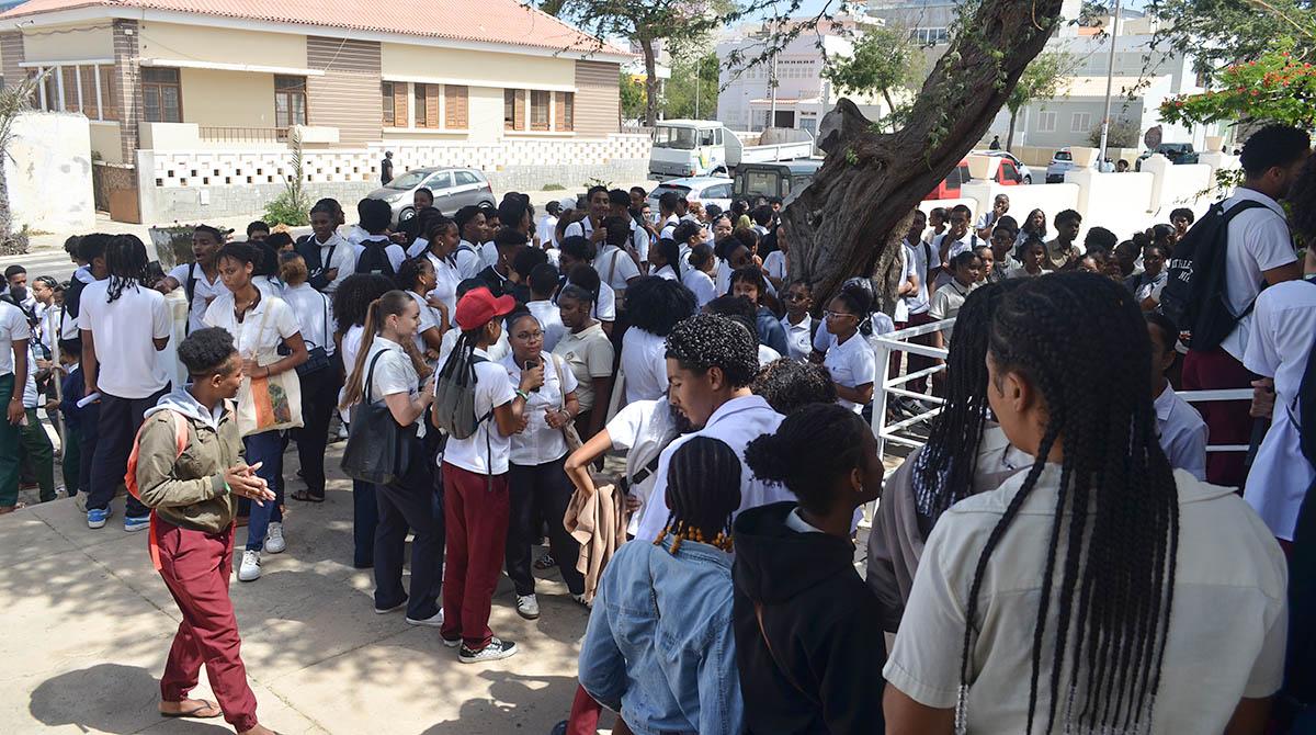 Estudantes pedem anulação da prova nacional de Matemática e querem solução que não afecte as suas médias