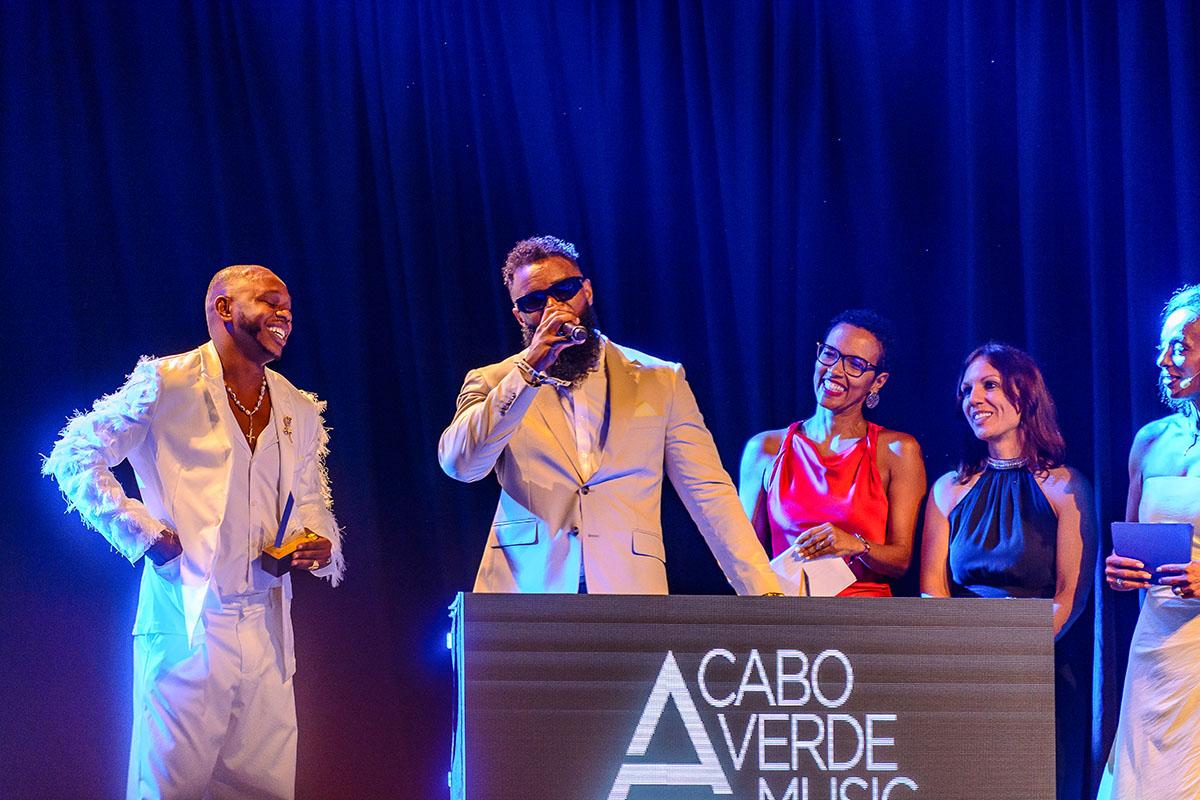 Clima de tensão, com aplausos e vaias, na festa dos CVMA em São Vicente