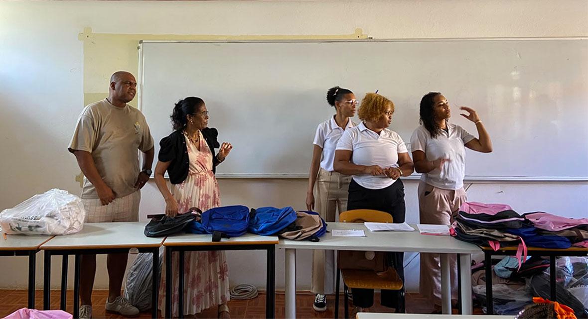 OMCV em São Vicente recebe cerca de 250 mochilas com material escolar para apoiar alunos carenciados