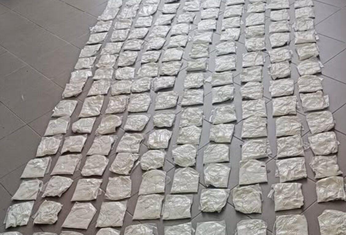 Mulher detida com 17 quilos de cocaína no Aeroporto Cesária Évora fica em prisão preventiva