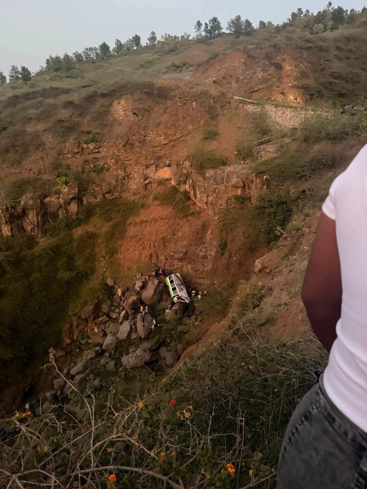 Tragédia no Fogo: imagem mostra autocarro no fundo de ravina após acidente que fez pelo menos dez mortos
