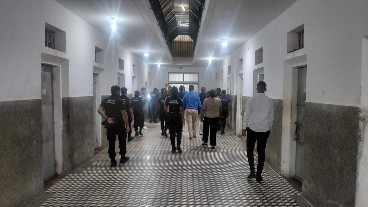 São Vicente: Sobrelotação leva ministro da Justiça a admitir reforço de agentes prisionais e mudança da Cadeia da Ribeirinha