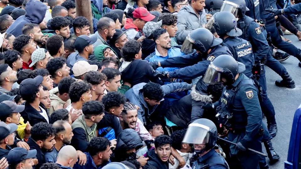 Cerca de 10 mil migrantes que entraram ilegalmente continuam em Ceuta