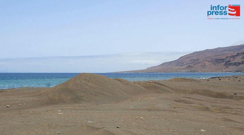 São Nicolau: Câmara do Tarrafal repudia corte de árvores e apanha de areia na Praia de Cacimba