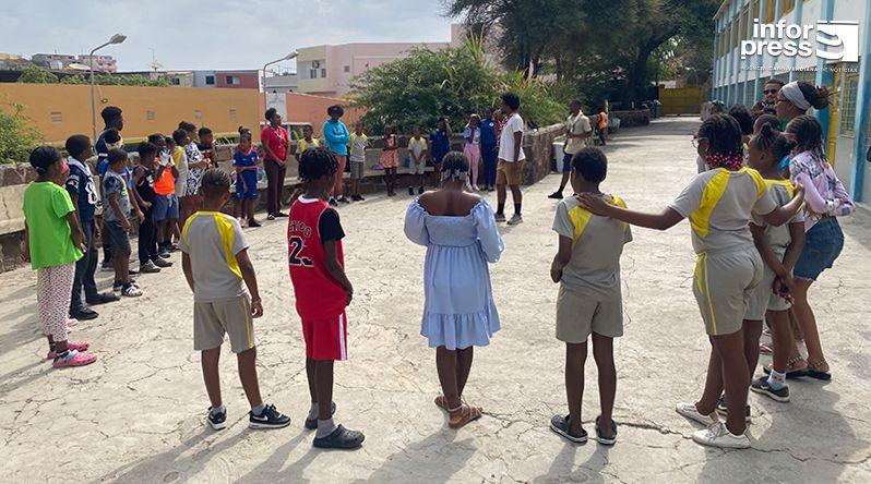 Praia: Alunos do Lavadouro promovem campanha de limpeza no âmbito do projecto “Escutismo nas Escolas”