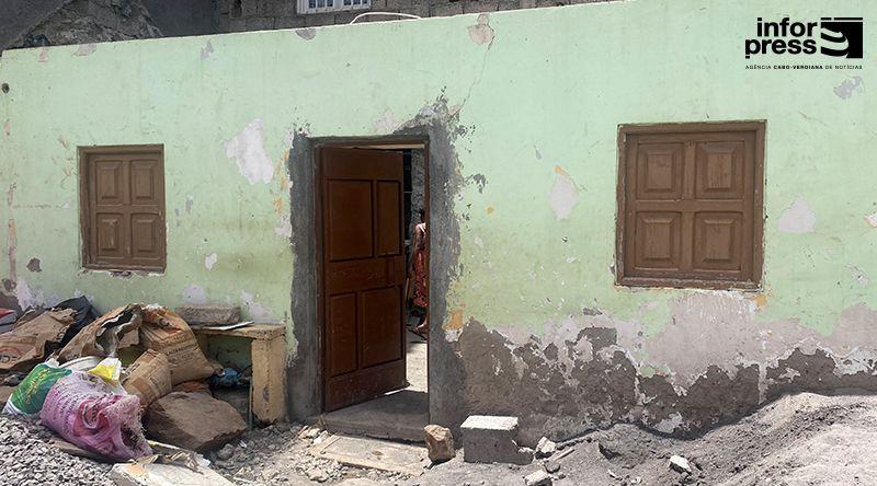 Família pede ajuda após desabamento de casa no bairro Brasil em Achada Santo António