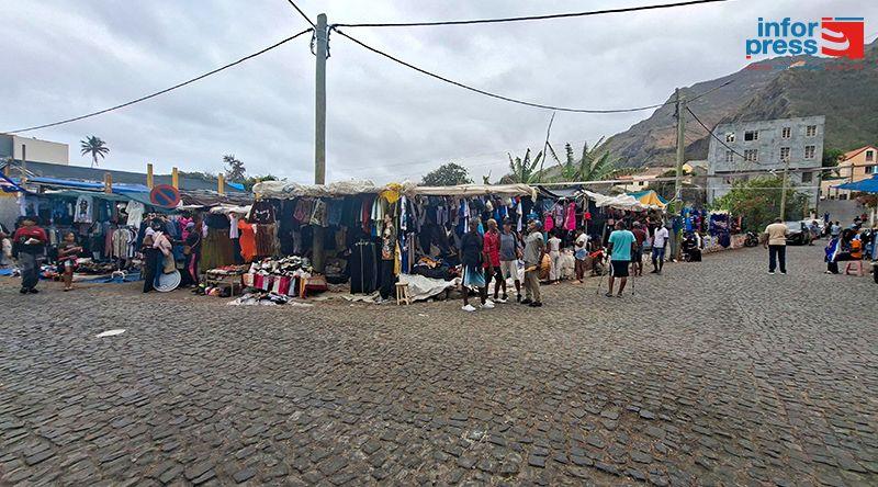 Comércio Informal em Paul Enfrenta Vendas Tímidas no Dia do Município