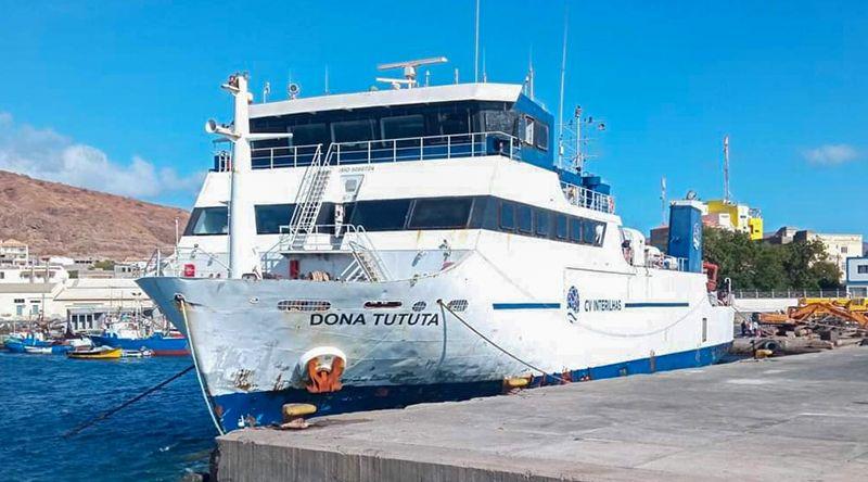 Navio Dona Tututa regressa à doca seca em São Vicente após detecção de fissura