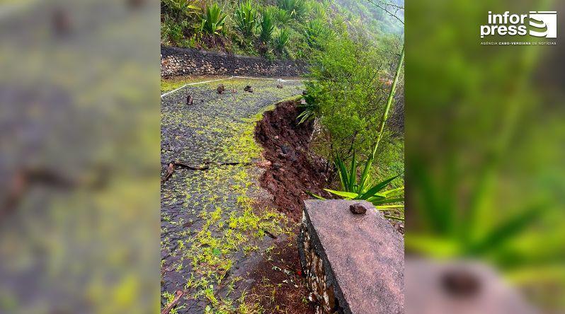 Santa Catarina do Fogo: Desabamento de terra condiciona parcialmente estrada de Espigão