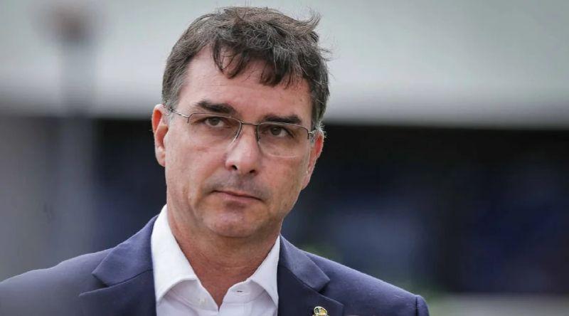 Brasil/Eleições: Nova decisão judicial proíbe Flávio Bolsonaro de deixar o país