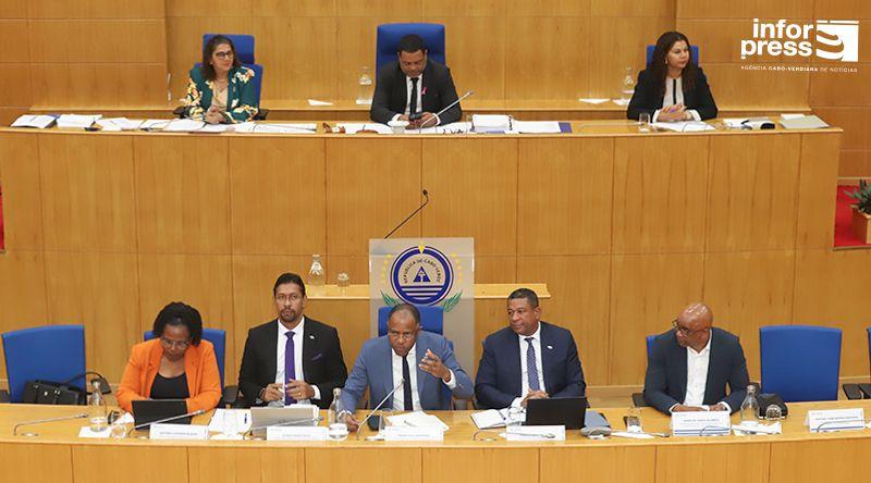 Governo e oposição divergem sobre transparência no encerramento de debate parlamentar