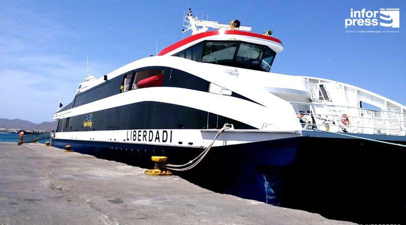 Navio Liberdadi sofre nova avaria técnica e falha regresso às ligações no Sotavento