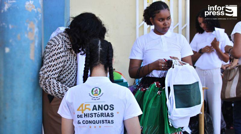 São Vicente: OMCV sensibiliza sobre preservação do ambiente com entrega de bolsas reutilizáveis
