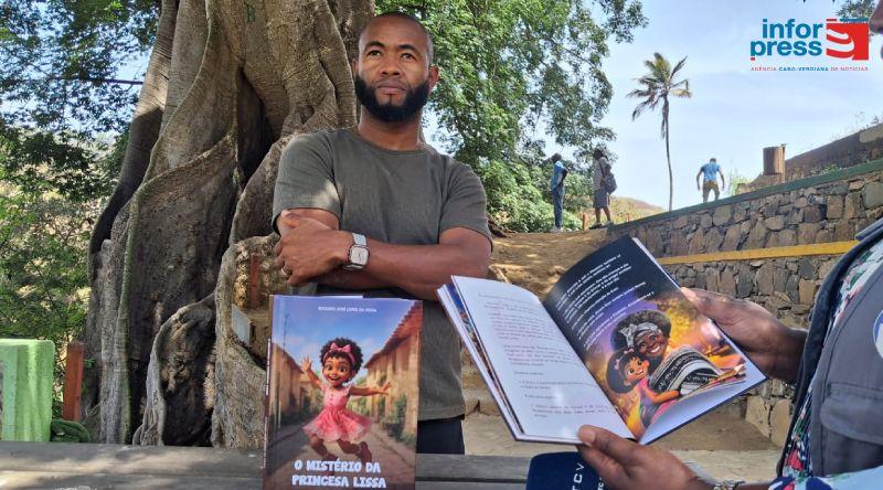 Euclides da Veiga Lança Livro em Assomada para Promover Leitura