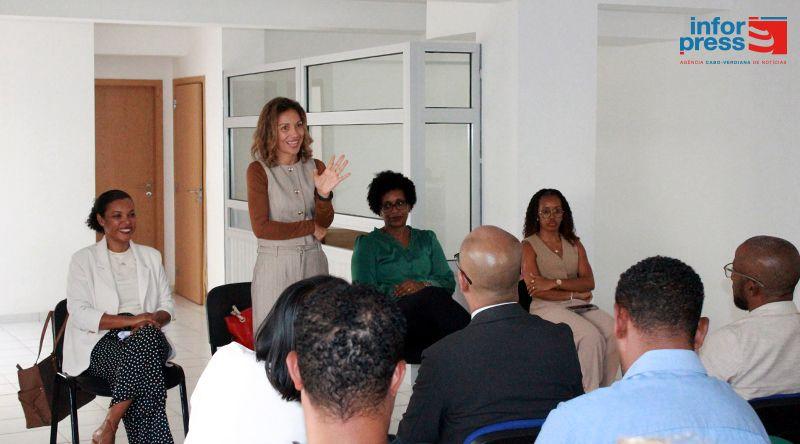 Boa Vista: Primeira-dama defende fim do tabu sobre menstruação e entrega 200 mil pensos higiénicos