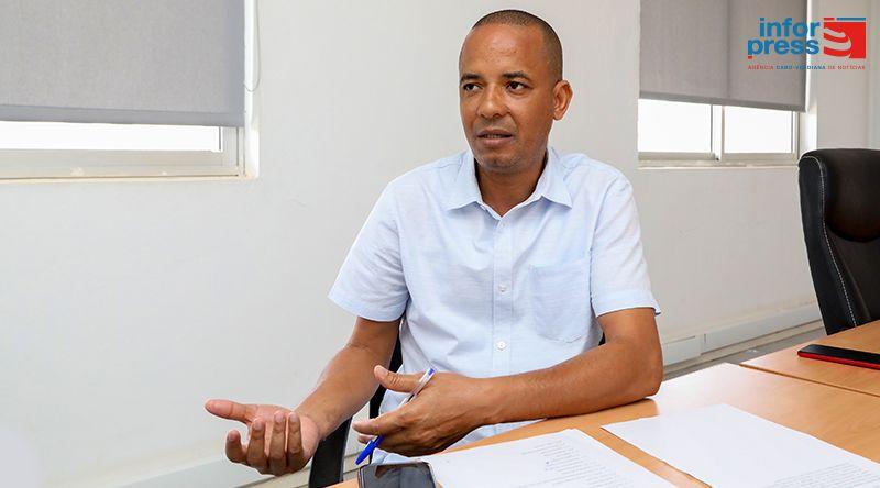 Escritor defende promoção do hábito de leitura e ensino da língua cabo-verdiana para fortalecer mercado literário