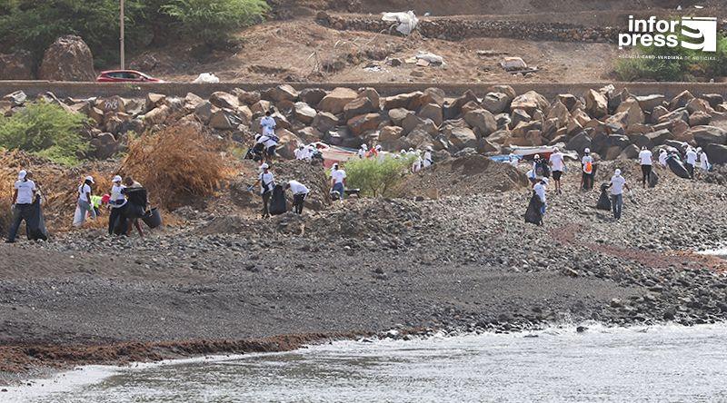 Dia Internacional da Limpeza Costeira: Praia Negra recebe acção de limpeza com voluntários e instituições