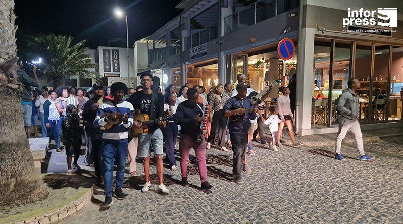 Boa Vista: Professores percorrem ruas de Sal Rei em serenata inédita para assinalar mês da classe