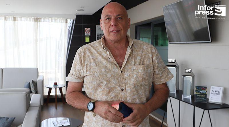 Ricardo Setyon procura em Cabo Verde a explicação para o fenómeno dos Tubarões Azuis