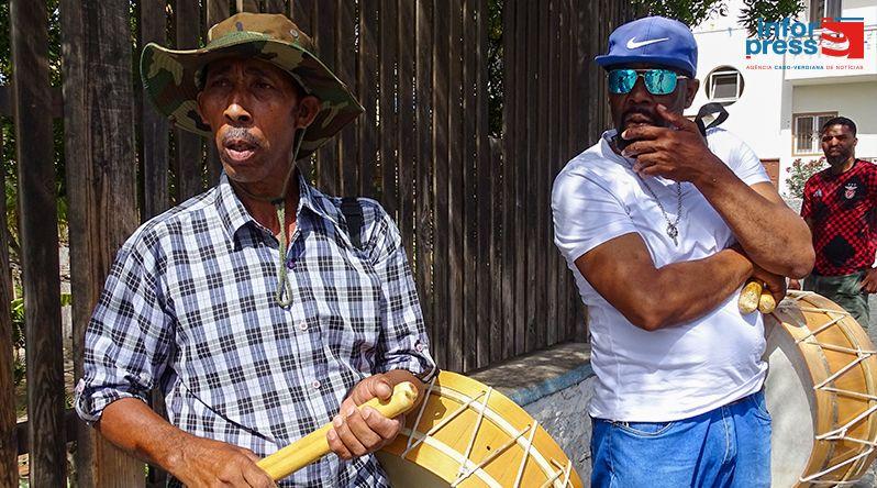 Porto Novo/São João: Artesão Noé Cruz satisfeito com procura dos seus tambores no mercado