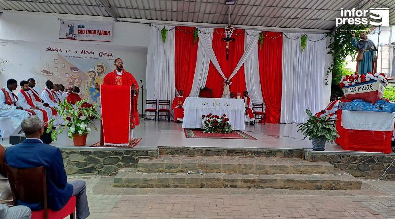 Padre Desafia Fiéis a Viverem a Fé com Humildade