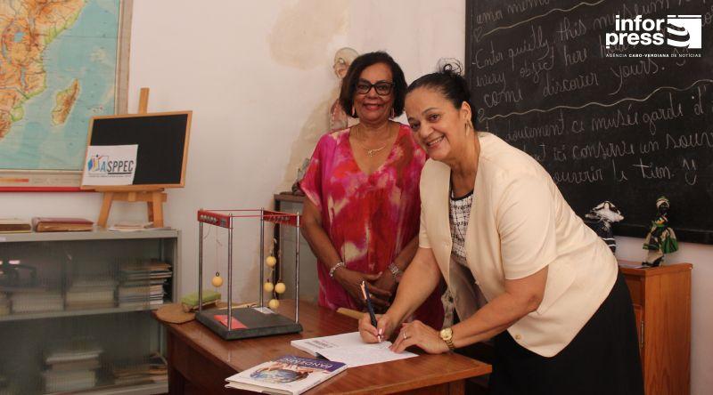 Escritora oferece livro “Educar durante a pandemia” ao Museu da Educação para preservar memória